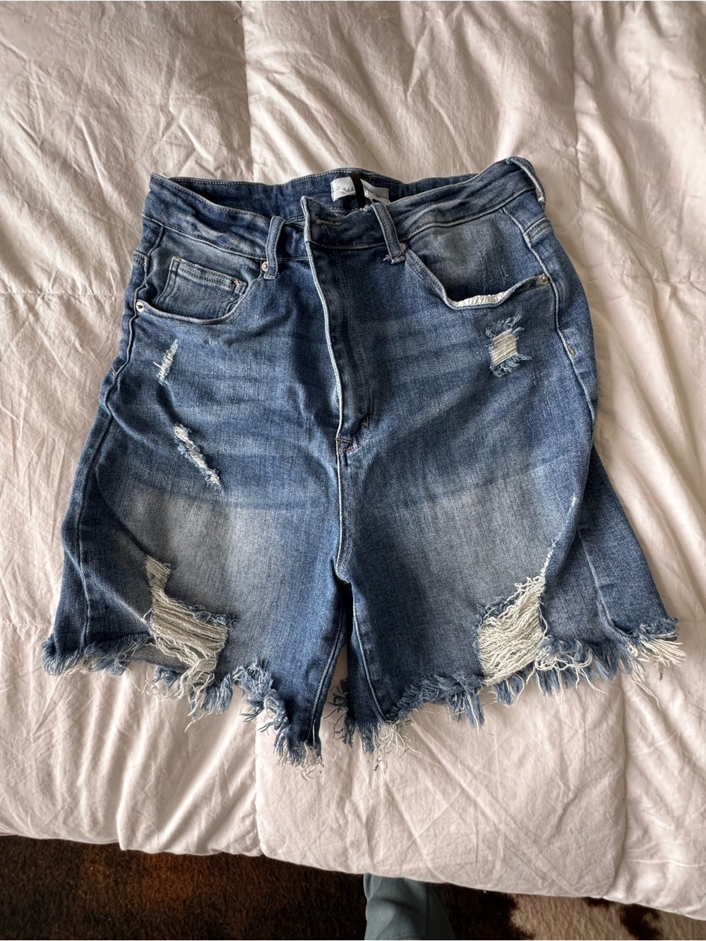 Risen brand plus size 1XL Distressed mid thigh Denim Shorts